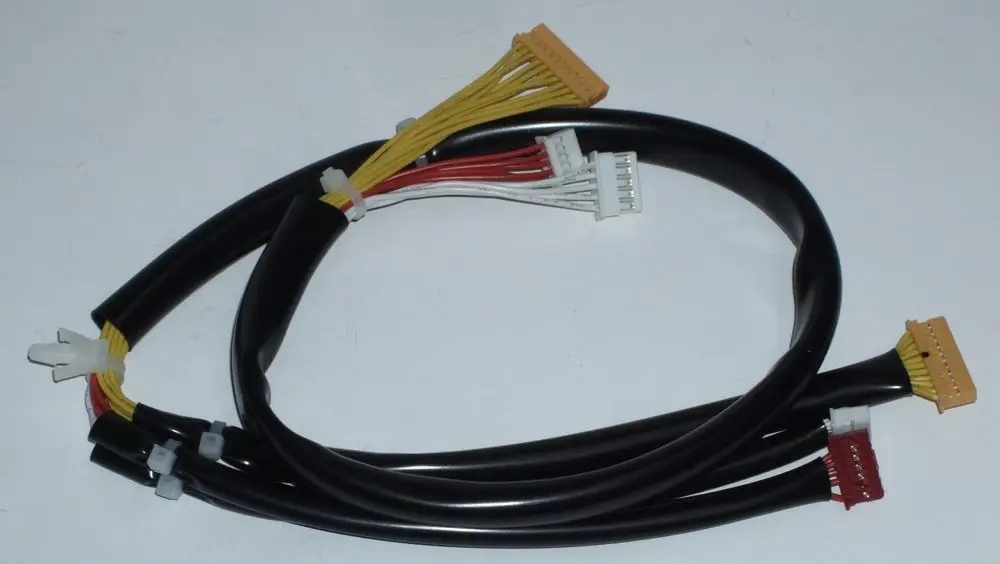 Kabelbaum für DAIKIN Altherma-System. Mehrere Kabel mit unterschiedlichen Steckverbindern, die für elektrische Verbindungen in einem Heizsystem verwendet werden.